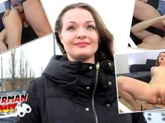 Brünette  Victoria Wet muss beim deutschen Casting blasen und reiten