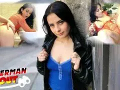 Deutsches Girl im roten Netz-Outfit im Badezimmer gevögelt