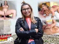 Die blonde Vivenne Z mit Brille reitet vor der deutschen Kamera